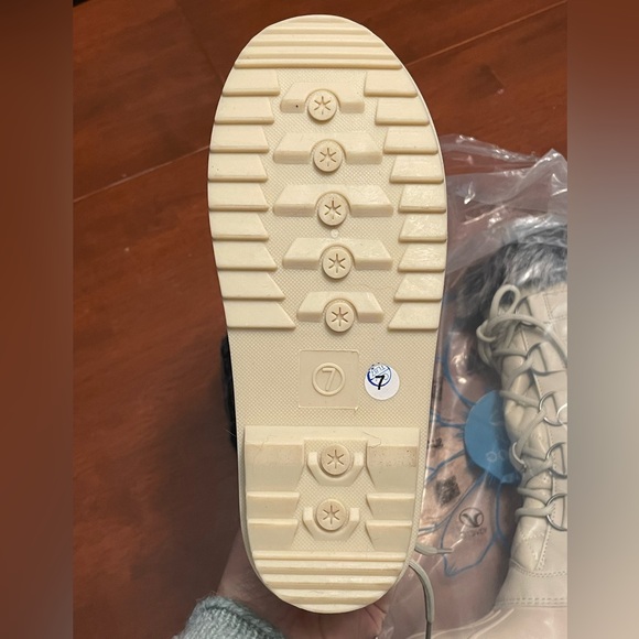 Winter Boots Size 7 - Picture 5 of 5